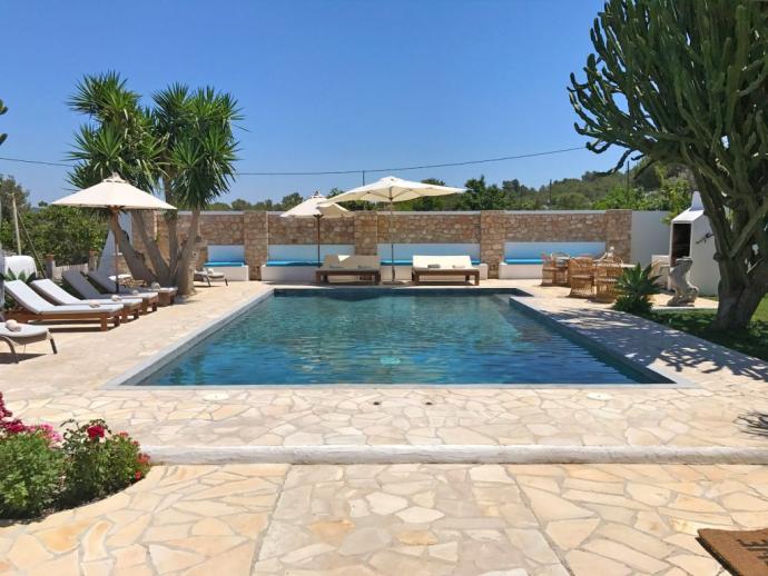 finca with swimming pool